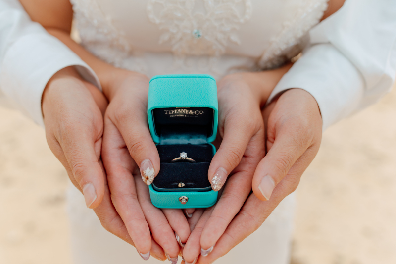 永遠の輝きを。手と手を重ねて誓う愛♡