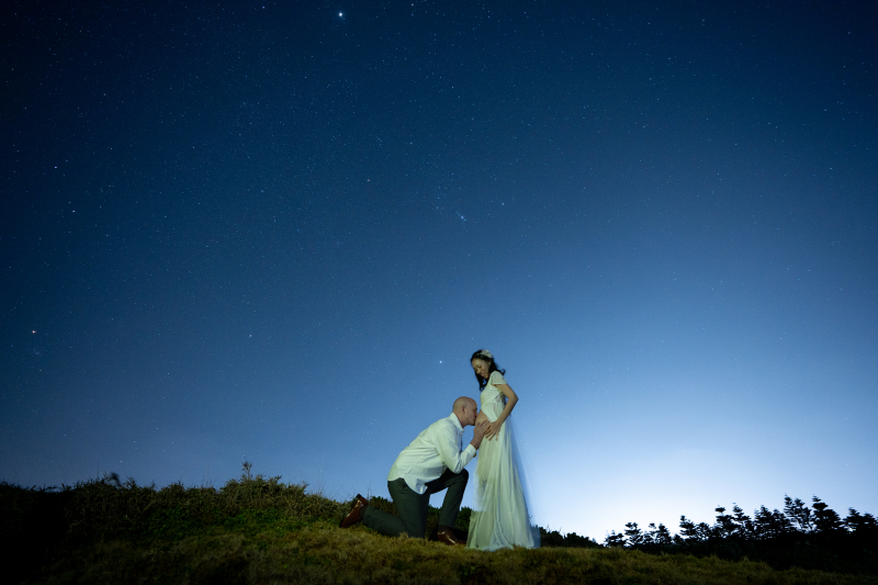 風にも負けず、モデルのようにポージングを。