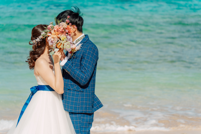 見つめ合う幸せ。サッシュリボンの鮮やかブルー