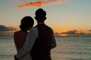 ヤシの木とサンセットに包まれて。アラハビーチで叶える大人可愛いナチュラルフォト♡
