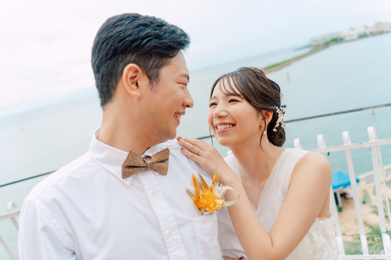 澄み渡る海をバックに♡リラックスした笑顔