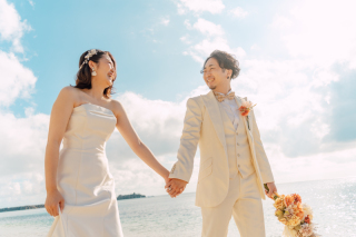 青空と海に包まれて。プライベートビーチで叶える、自然体な笑顔のフォトウエディング
