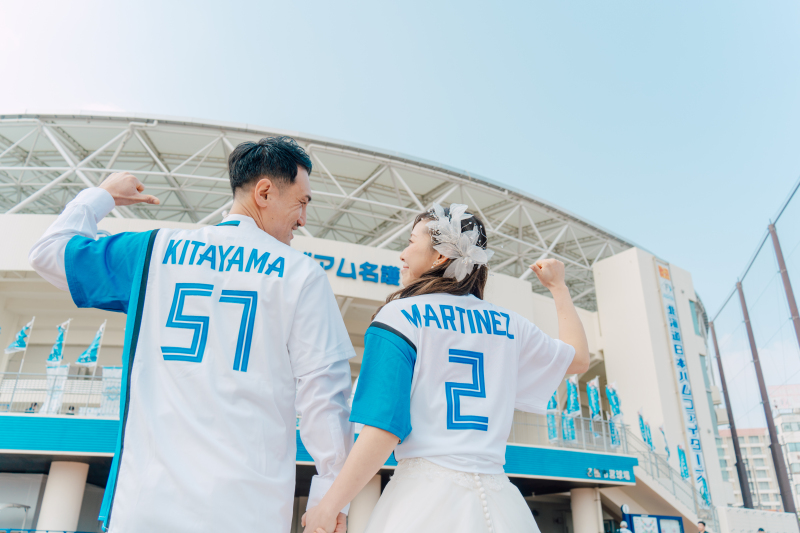 推しのユニフォームを着て、仲良く手を繋いで♪