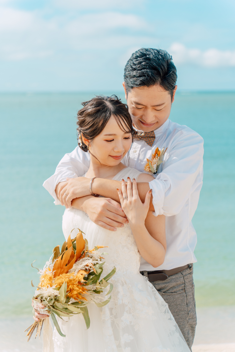 穏やかな海辺で寄り添う。愛おしさに満ちて