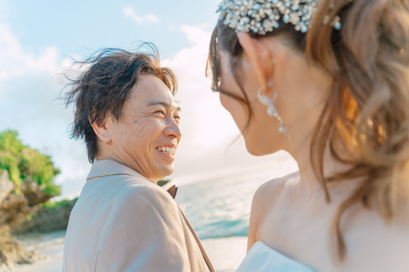 優しく見つめる、幸せの横顔