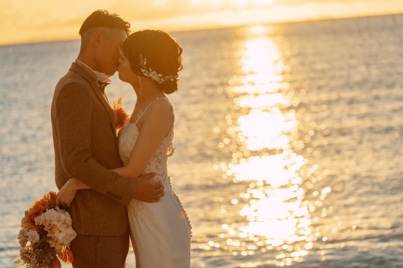黄金に輝く海に溶け込むロマンス♡
