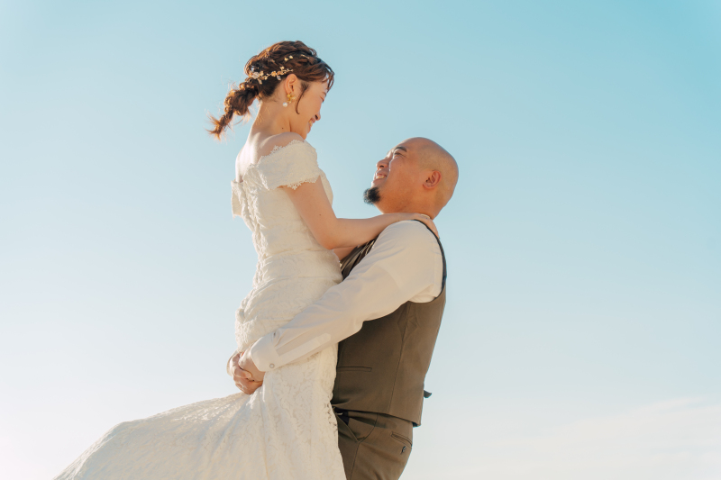 幸せいっぱいの抱っこ♡ 青空に響くふたりの笑い声