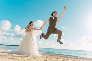穏やかな海に包まれて。お二人の優しさと愛おしさが溢れるビーチフォト♡