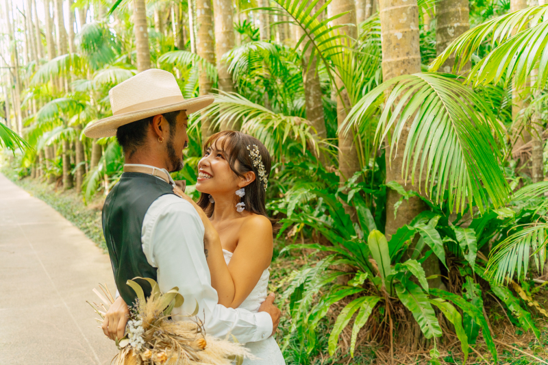 南国ムードたっぷり!緑豊かな楽園で愛の瞬間を写真に