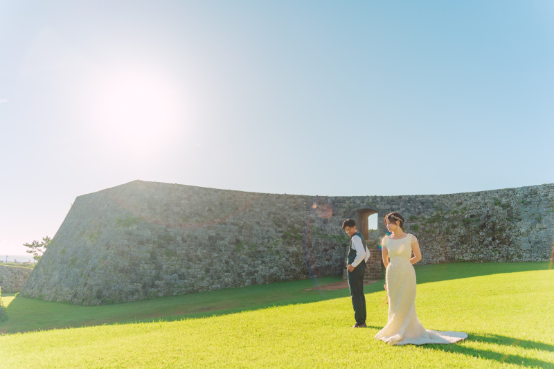 神々が集う座喜味城趾で心に残るウェディングフォトを