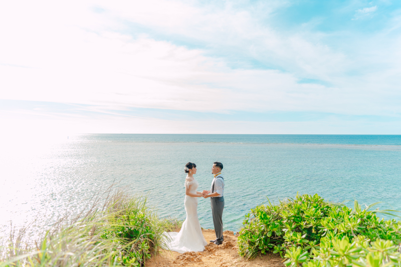 サンゴ礁広がるエメラルドグリーンの海