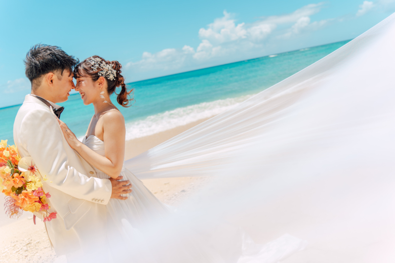 風になびいたベールで