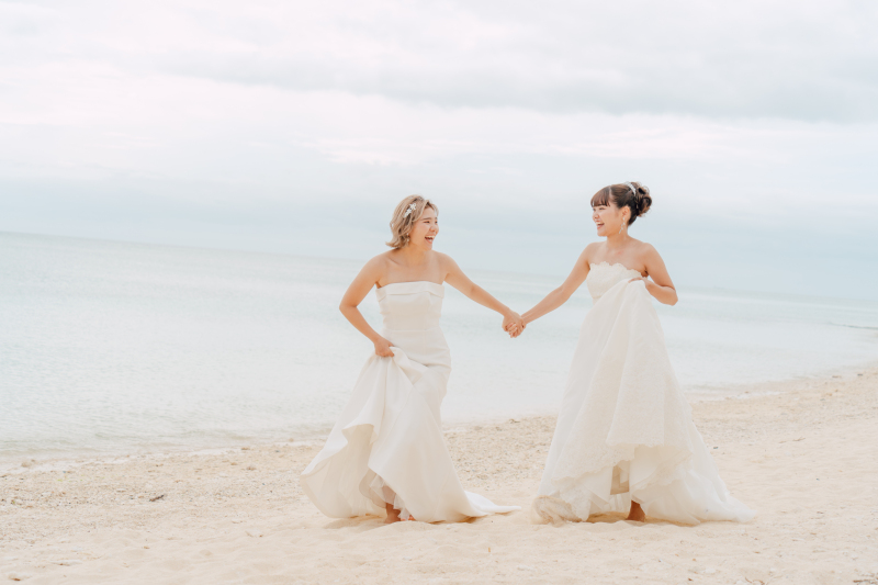 天然のロングビーチで爽やかに撮影