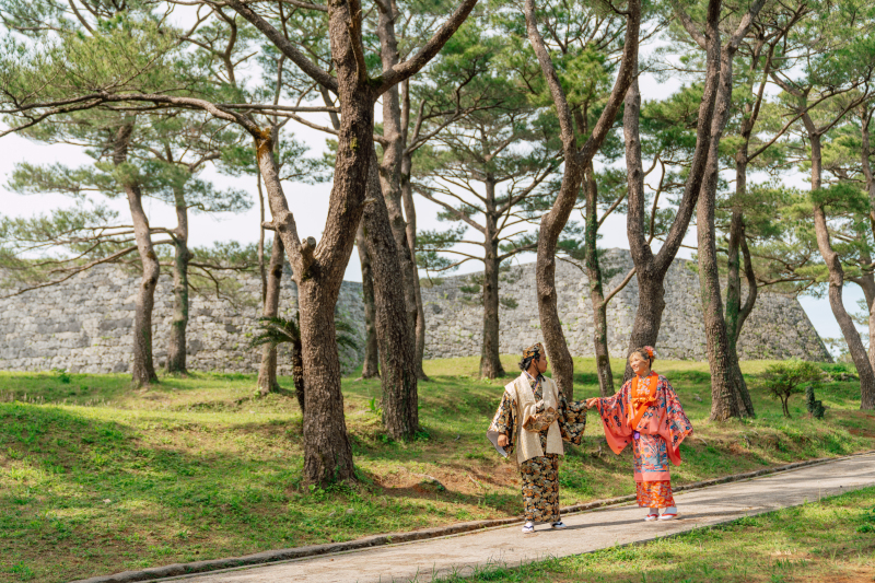 思いっきり沖縄を堪能☆伝統美を身に纏って写真に残す極上のひととき。【伝統とモダンを一度に楽しむ、琉装+洋装プラン】