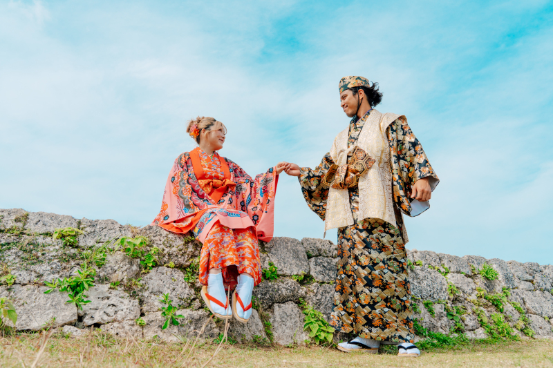 思いっきり沖縄を堪能☆伝統美を身に纏って写真に残す極上のひととき。【伝統とモダンを一度に楽しむ、琉装+洋装プラン】