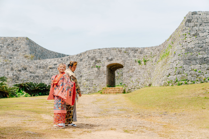 思いっきり沖縄を堪能☆伝統美を身に纏って写真に残す極上のひととき。【伝統とモダンを一度に楽しむ、琉装+洋装プラン】