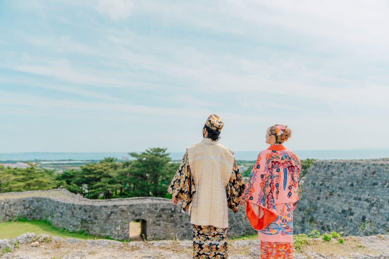 思いっきり沖縄を堪能☆伝統美を身に纏って写真に残す極上のひととき。【伝統とモダンを一度に楽しむ、琉装+洋装プラン】