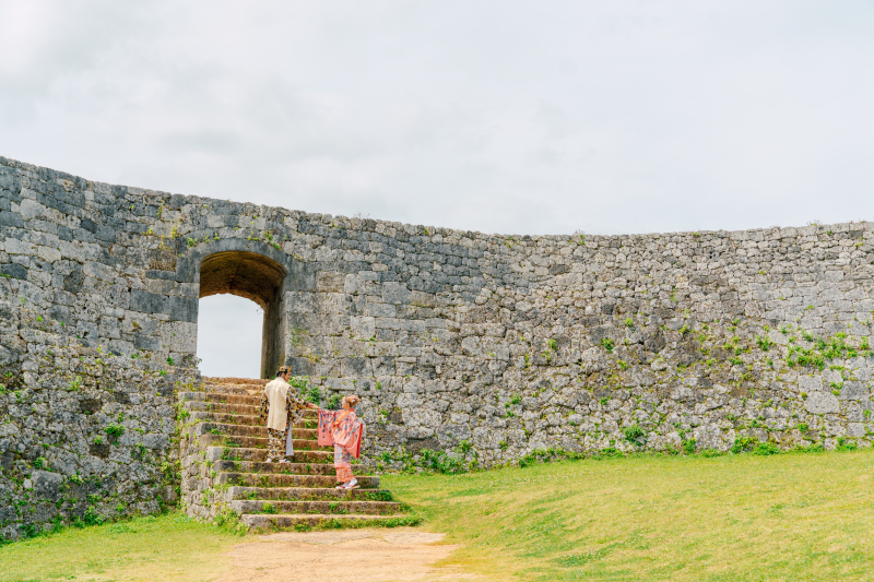 思いっきり沖縄を堪能☆伝統美を身に纏って写真に残す極上のひととき。【伝統とモダンを一度に楽しむ、琉装+洋装プラン】