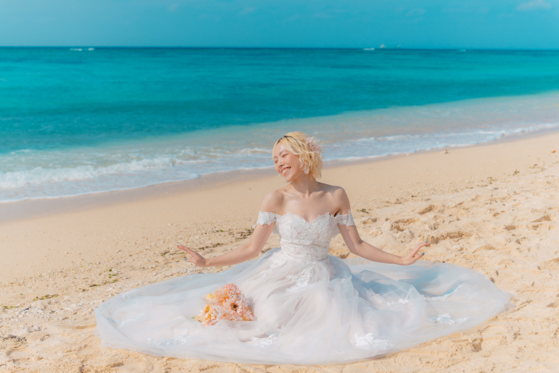 ソロウエディングプラン|ドレス・ヘアメイク付き!さらに追加ドレス or ドローン写真が選べる特別オプション付きビーチ撮影プラン♡