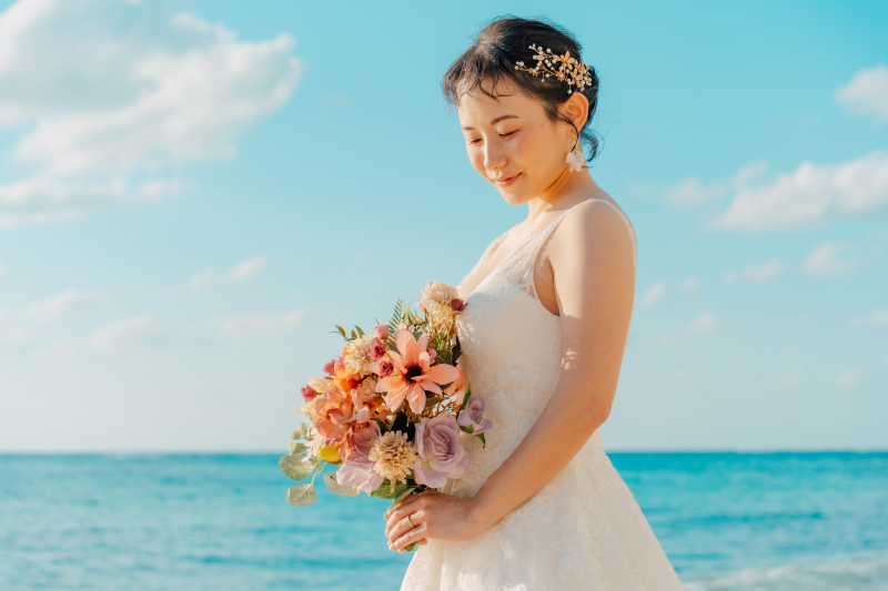 ソロウエディングプラン|ドレス・ヘアメイク付き!さらに追加ドレス or ドローン写真が選べる特別オプション付きビーチ撮影プラン♡
