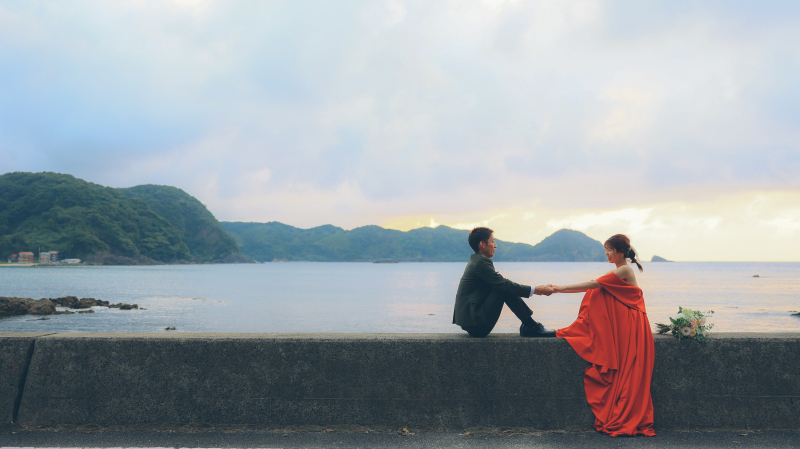 海と赤いドレス