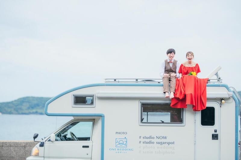 キャンピングカーと無邪気な笑顔