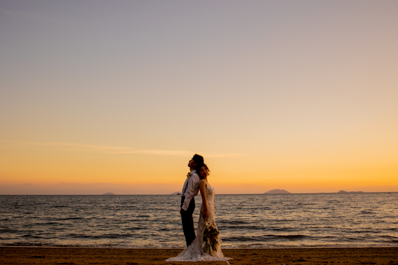 夕暮れ時の海辺はまさに芸術的！寄り添うお二人がとっても素敵です。