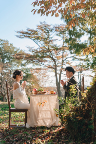 お二人の趣味や、好きなことを詰め込んだ個性溢れる撮影も可能ですよ。お持ちしたい小物は迷わず持ってきてください！