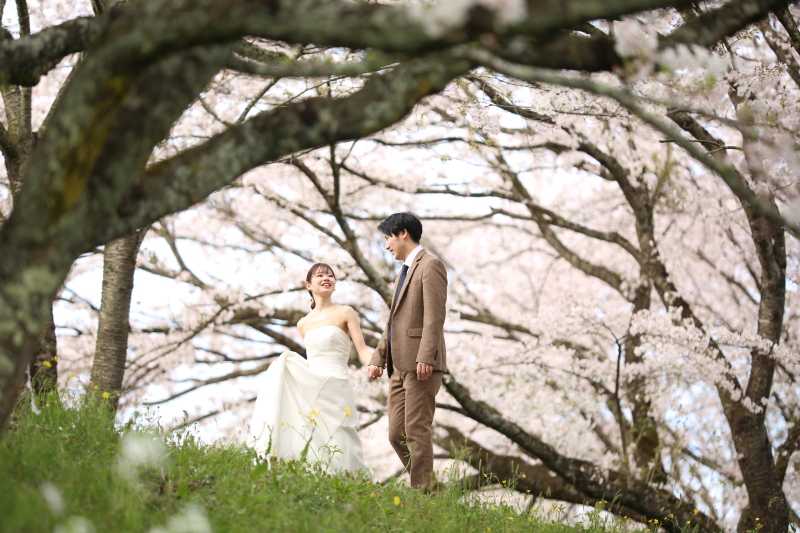 普段のお出かけのように、お二人で色々なお話をしながら歩いていても素敵なお写真がたくさん撮れます!四季折々の風景が撮れるのもロケーションフォトの魅力です!
