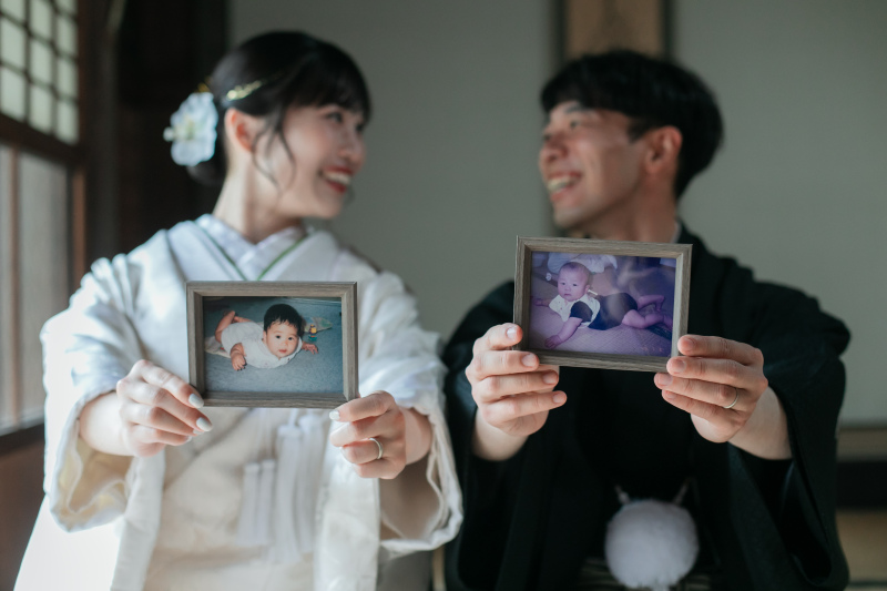 幼少期の写真と共に