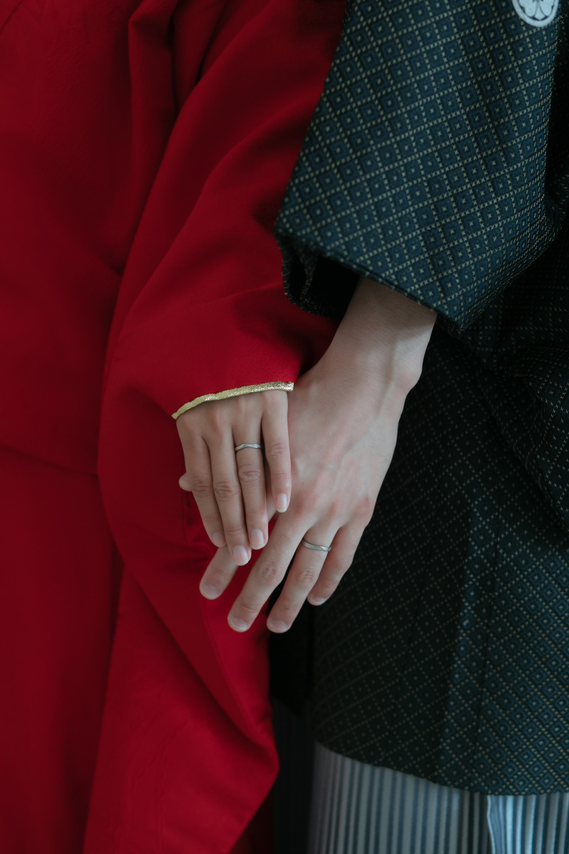 手を取り合って