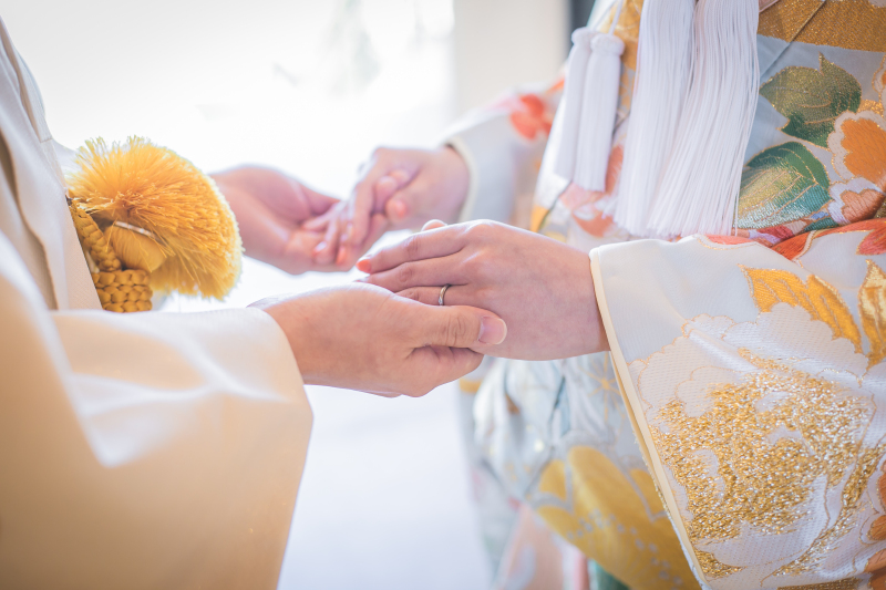 手と手を取り合って