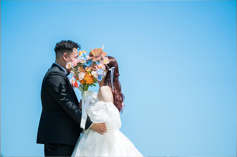 ブーケで顔隠しショット