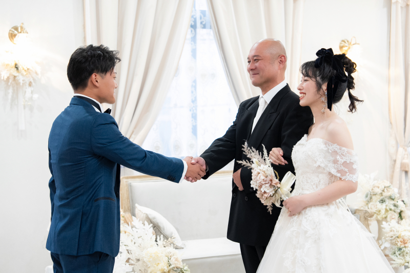 新郎様へバトンタッチ