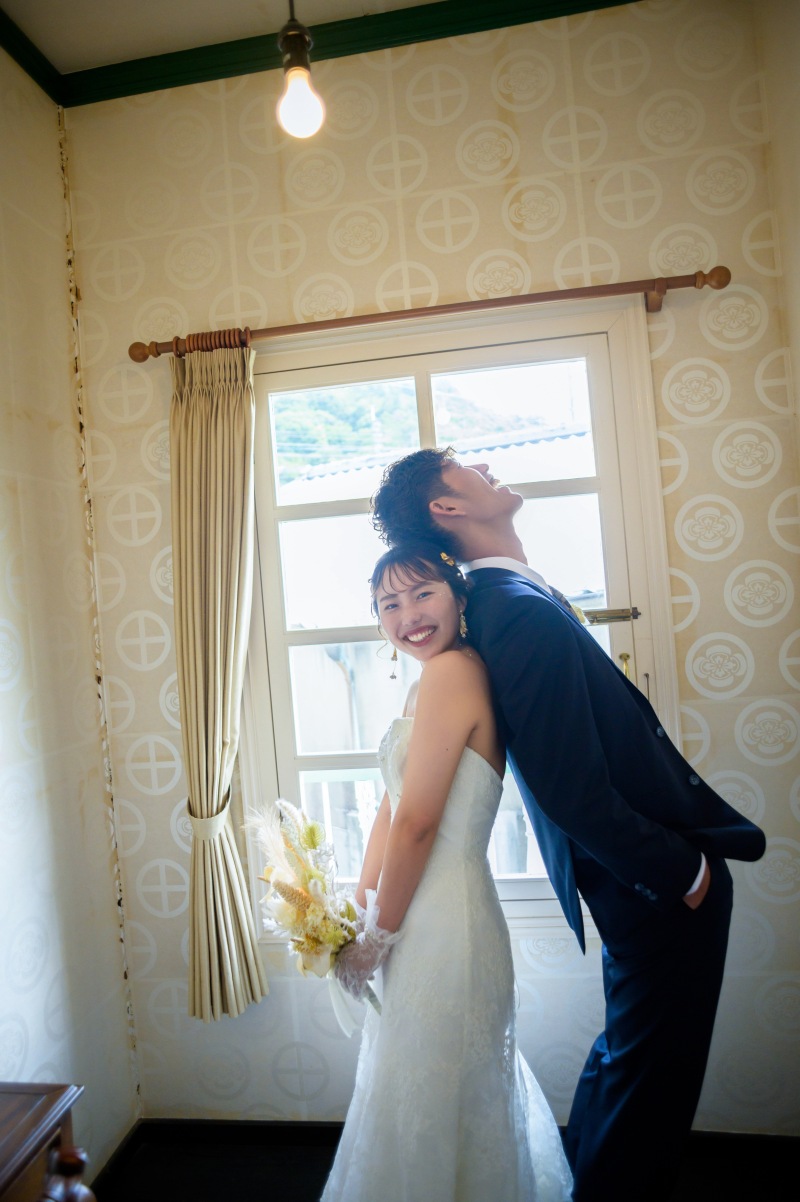 洋館の小部屋も家具・壁紙がレトロで可愛い空間