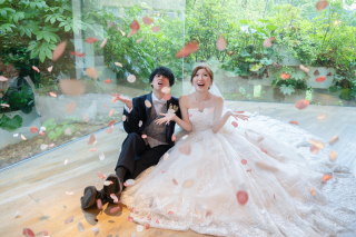 【２着選べる！】人気ドレスを着てチャペル＆スタジオで撮れる♪ 　木のチャペル＆貸切ウェディングスタジオ　洋装２点セットプラン 