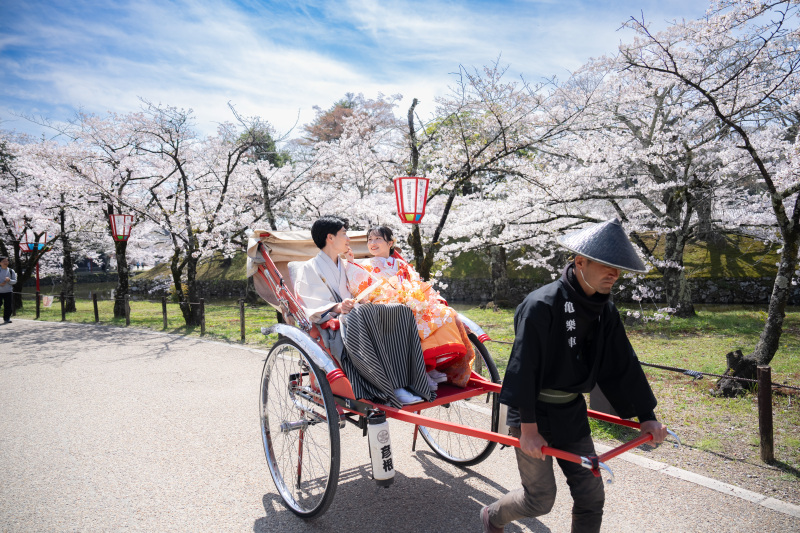 人力車でふたり見つめ合って