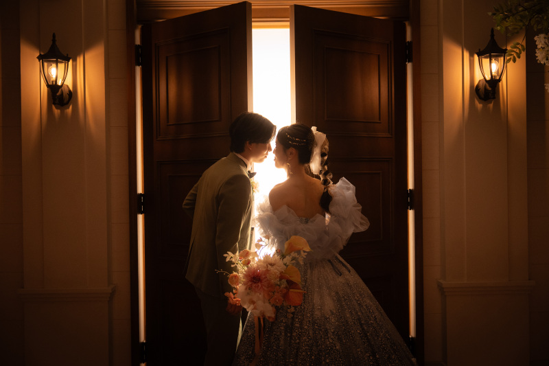 扉前でシルエットフォト