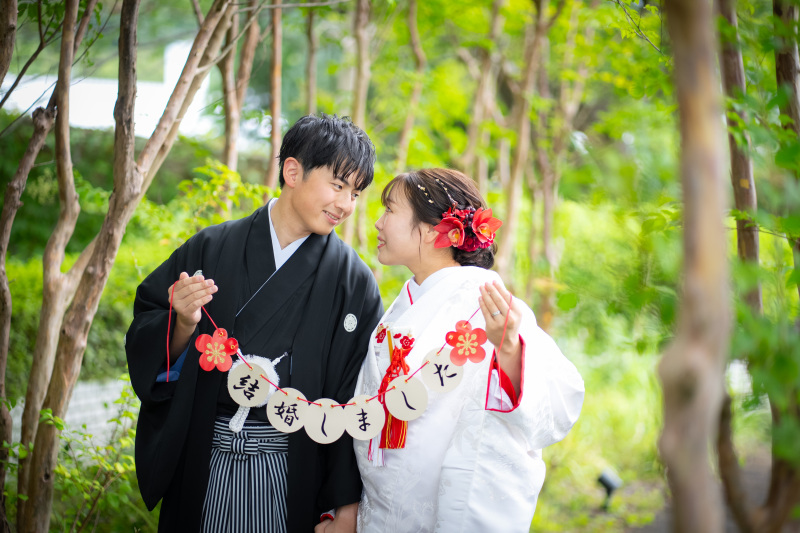 新緑の木漏れ日の中で見つめ合う二人♡