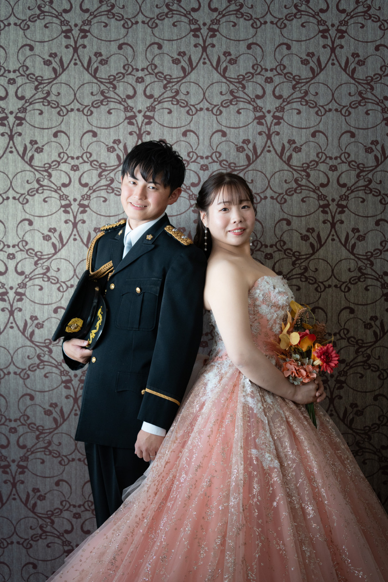 優雅な背景で未来を誓い合うクラシックな一枚