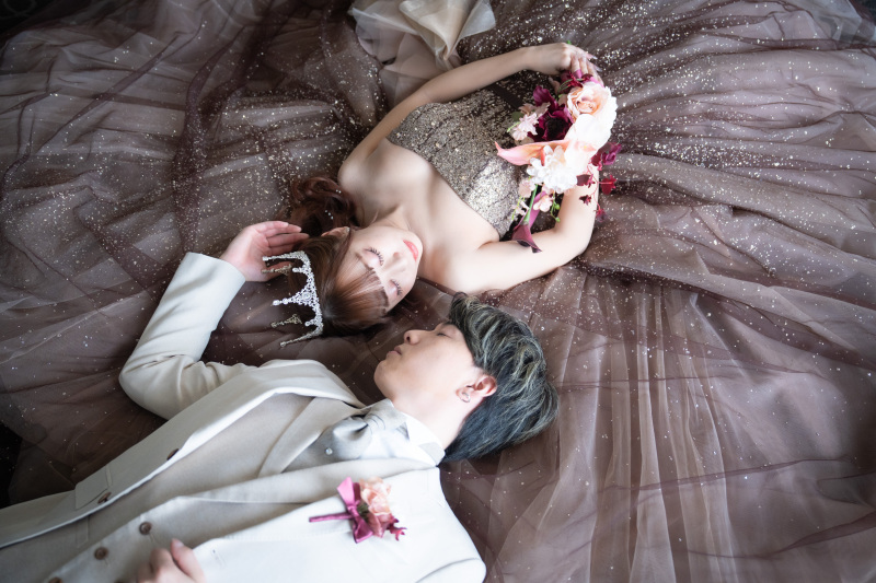 ドレスが広がる幻想的な寝転びショット