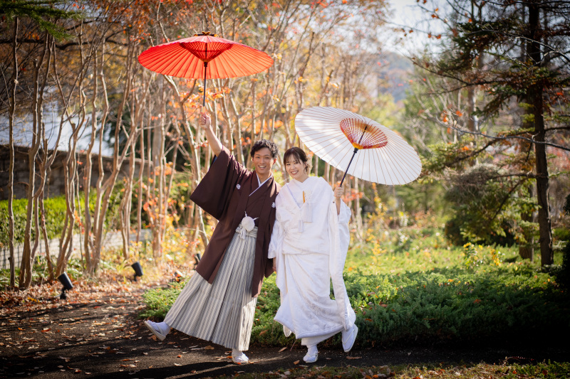 傘を掲げて、駆け出す二人だけの秋の道