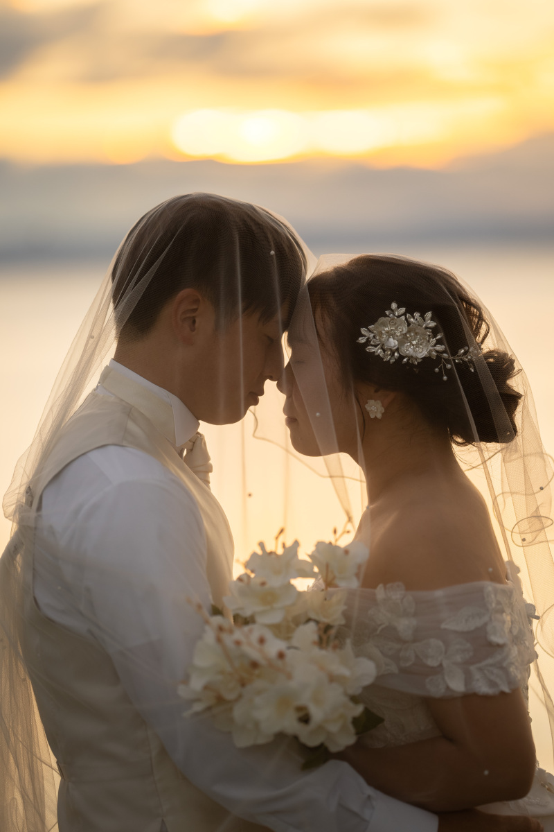 夕焼けの光に包まれて永遠を誓う瞬間