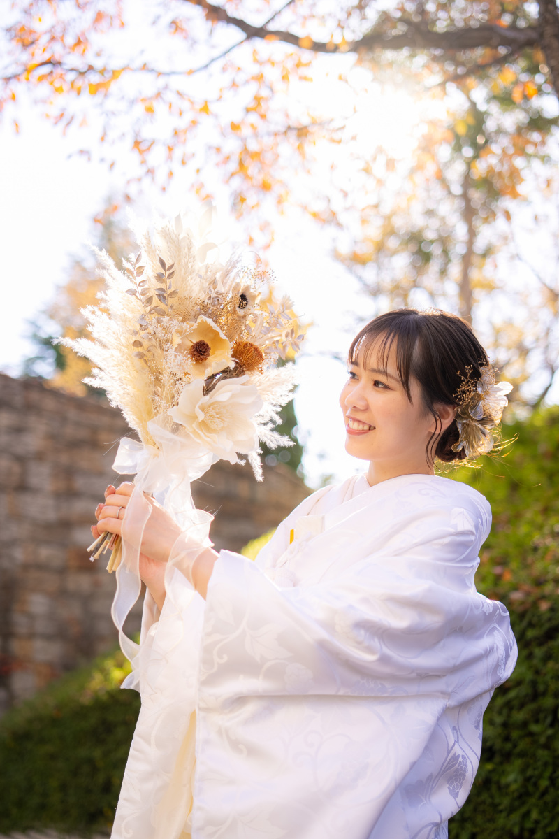 光に包まれ、未来を咲かせる花嫁の微笑み