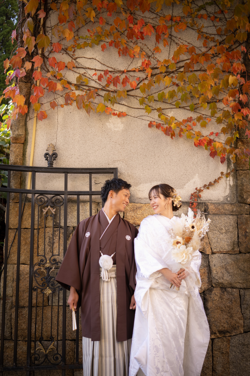 永遠を誓う、紅葉に染まる壁のぬくもり