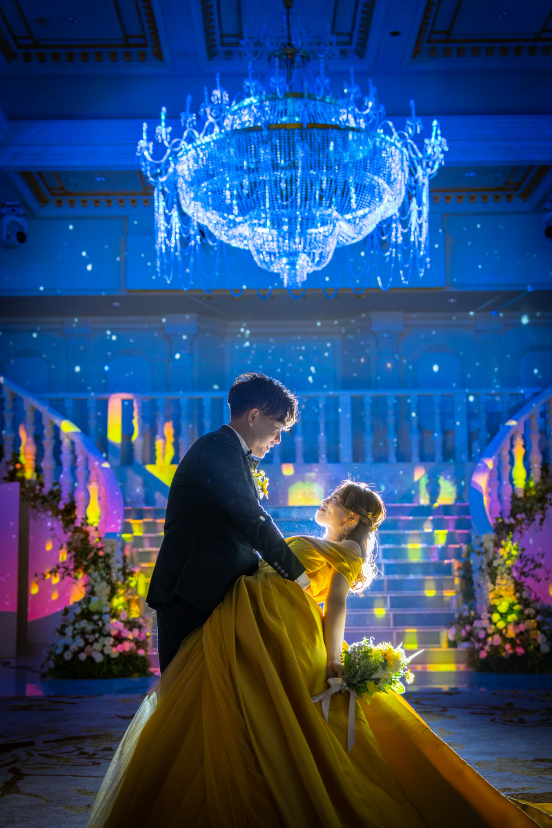 ブルーに輝く幻想的な世界でのダンス