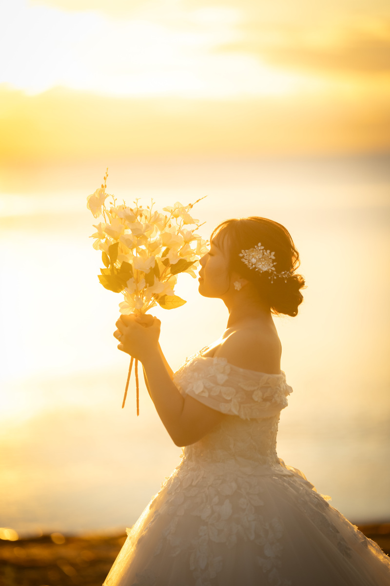 柔らかな夕陽に包まれて輝く美しい花嫁