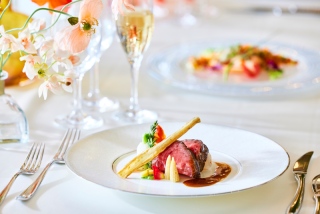 【フォト会食＋洋装2着◆最新ブランドドレスも2着着れる！】チャペル・スタジオ撮影+お食事付洋装2着プラン【8名様お食事付】