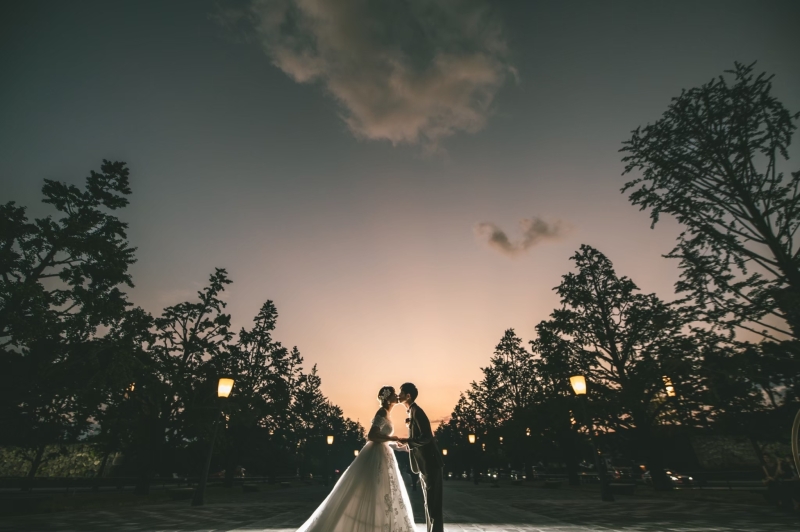 夕焼けをバックに