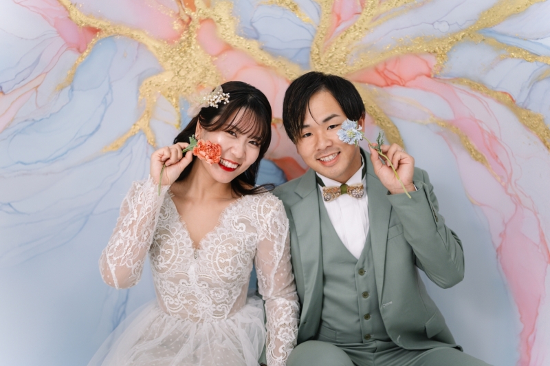 アルコールインクアートの前で